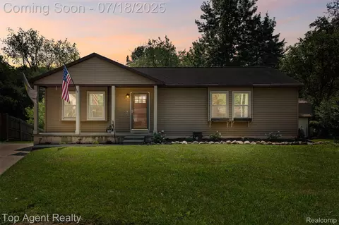 281 Woodlake Dr, Brighton, MI 48116