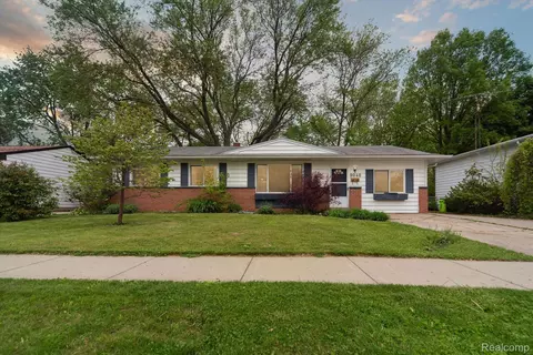 9040 Chesterfield Dr, Swartz Creek, MI 48473