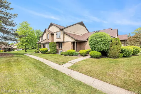 114 Meadow Lane Circle Cir #30, Rochester Hills, MI 48307