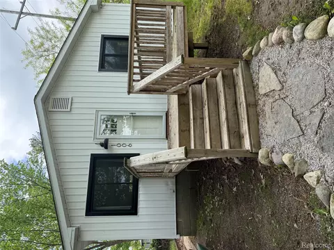 1006 Beach Dr, Lake Orion, MI 48360