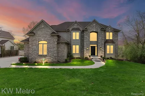 9025 Huron Bluffs Dr, White Lake, MI 48386