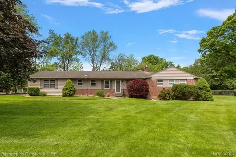 5252 Doherty Dr, West Bloomfield, MI 48323