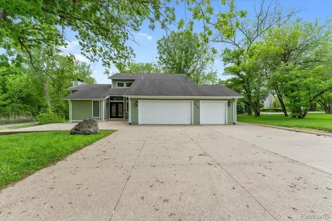10161 N Loma Cir, Grosse Ile, MI 48138