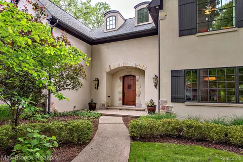 12710 Vernon Ave, Huntington Woods, MI 48070