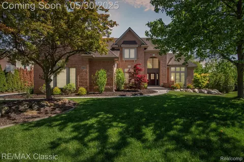 21982 York Mills Cir, Novi, MI 48374