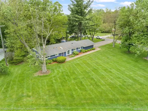 7408 N Briarcliff Knoll Dr, West Bloomfield, MI 48322