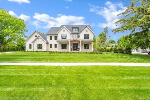 19138 Riverside Dr, Beverly Hills, MI 48025