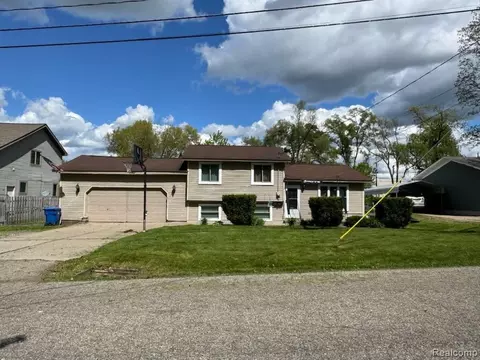 310 N Winding Dr N, Waterford, MI 48328