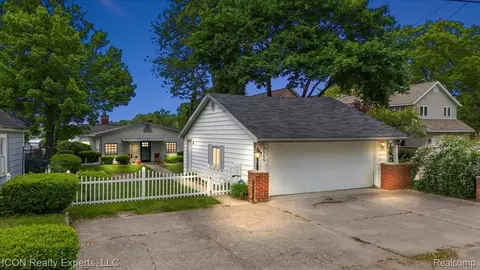8569 Cooley Beach Dr, White Lake, MI 48386