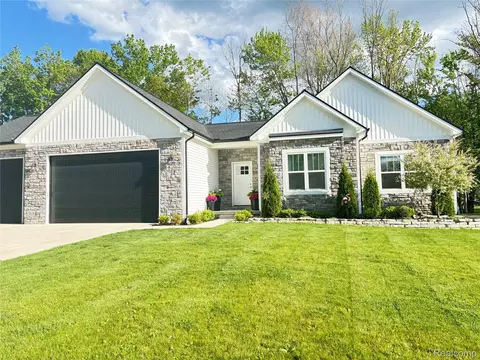 6210 Woodridge Ln, Grand Blanc, MI 48439