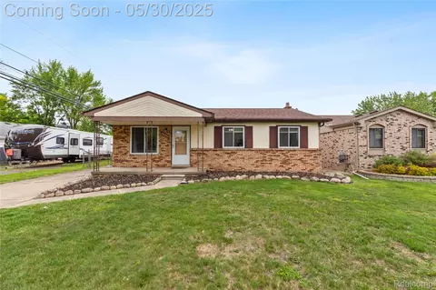 30033 Quinkert St, Roseville, MI 48066