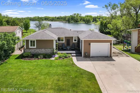 1072 Dunleavy Dr, Highland, MI 48356