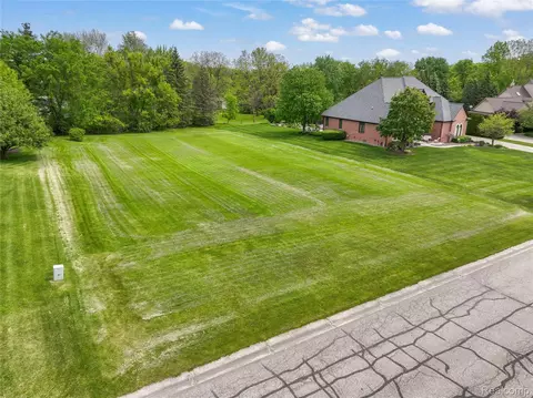 767 W Ridge Ct, Lake Orion, MI 48359
