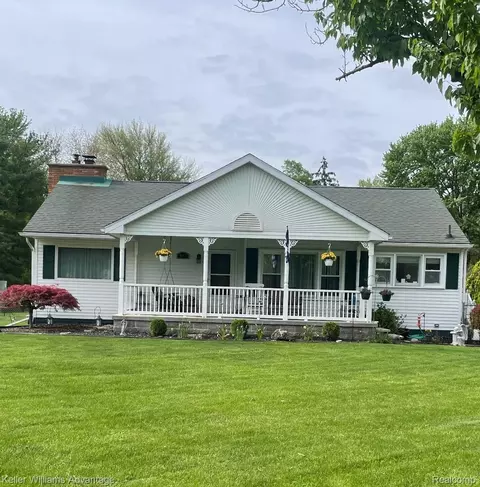9405 Highland Dr, Grosse Ile, MI 48138