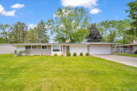 2098 Helmsford Dr, Wolverine Lake, MI 48390