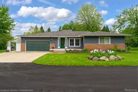 60 E Oakwood Rd, Oxford, MI 48371
