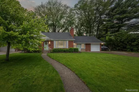 21925 Edgewood St, Saint Clair Shores, MI 48080