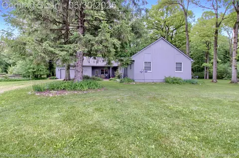 21605 Otter Rd, Belleville, MI 48111