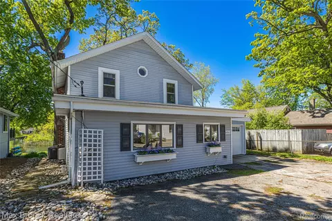 6863 Brightwood Ct, Waterford, MI 48327