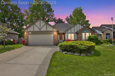 20310 Oneida Dr, Clinton Township, MI 48038