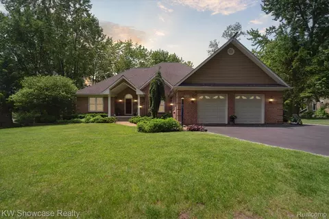 9120 Pineview Lake Dr, Argentine, MI 48451