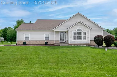 16441 E Horseshoe Trl, Fenton, MI 48451