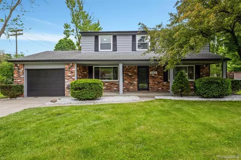 255 Okemah Rd, Waterford, MI 48328