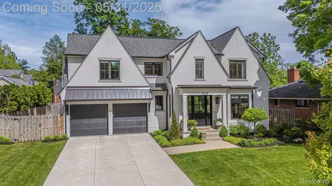 923 S Glenhurst Dr, Birmingham, MI 48009