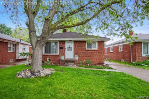 24296 Hayes Ave, Eastpointe, MI 48021