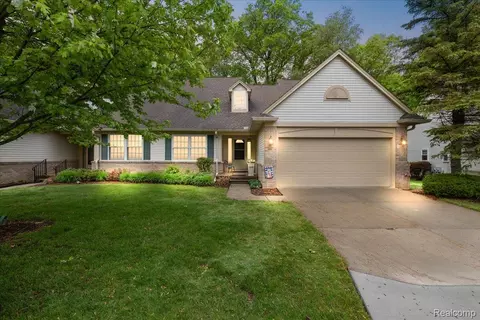 248 Four Seasons Dr, Orion, MI 48360