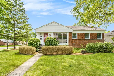 31667 Folkstone Dr, Farmington, MI 48336