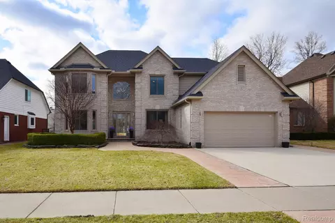 18516 Ranier Dr, Macomb, MI 48042
