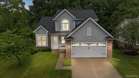 4191 W Pointe Dr, Waterford, MI 48329