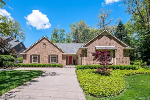 6082 N Shore Dr, West Bloomfield, MI 48324