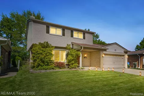 7485 Pointe Dr, Canton, MI 48187