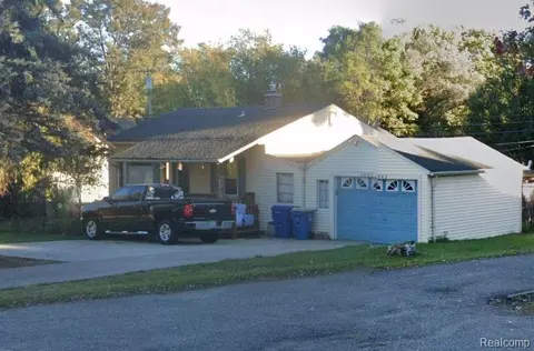4845 Hatchery Rd, Waterford, MI 48329