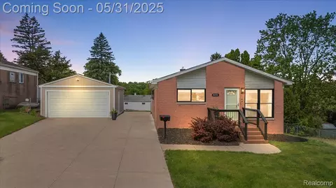 835 Manor Dr W, Milford, MI 48381