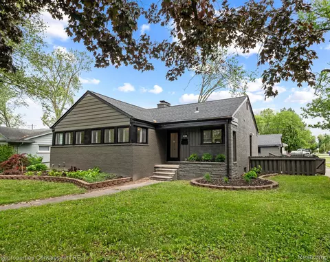 17810 Beechwood Ave, Beverly Hills, MI 48025