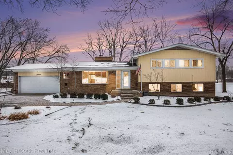20405 Thorofare Rd, Grosse Ile, MI 48138