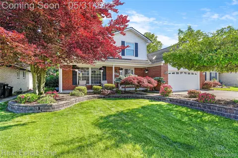 21675 N Chipmunk Trl, Trenton, MI 48183