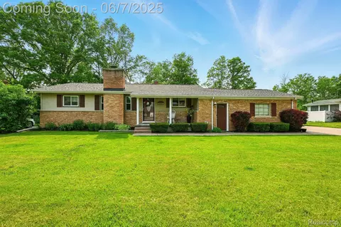 1331 Schafer Dr, Burton, MI 48509