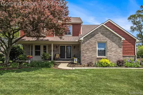 155 Woodridge Ct, Oxford, MI 48371