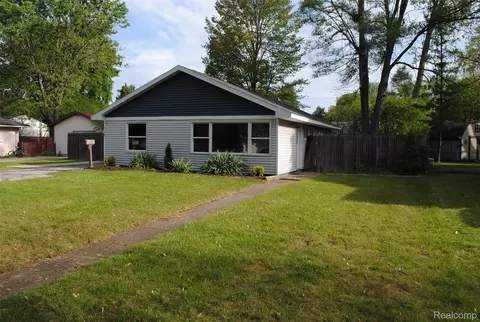 1109 Corrinne St, Midland, MI 48642