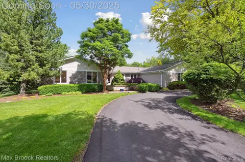 4335 Queens Way, Bloomfield Hills, MI 48304