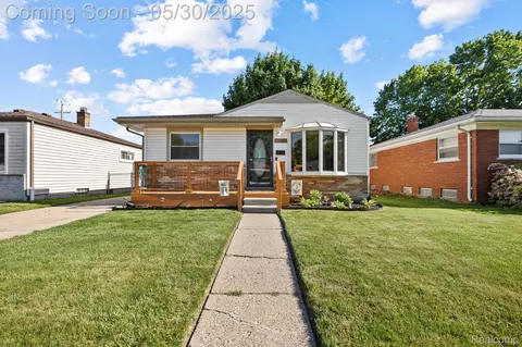 22412 Lake Dr, Saint Clair Shores, MI 48082