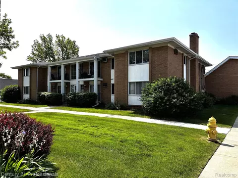 8203 Huntington St #15, Westland, MI 48185