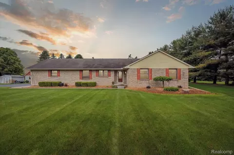 9762 Dickerson Ct, Green Oak, MI 48178