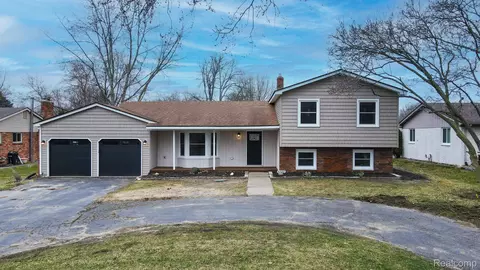 6522 Ellinwood Dr, White Lake, MI 48383