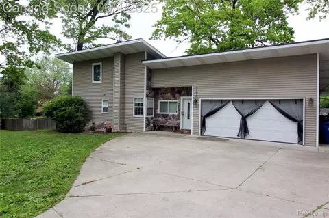 790 Hillcliff Dr, Waterford, MI 48328