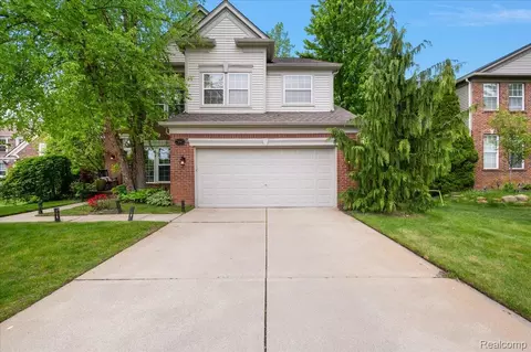 3796 Briarbrooke Ln, Oakland, MI 48306